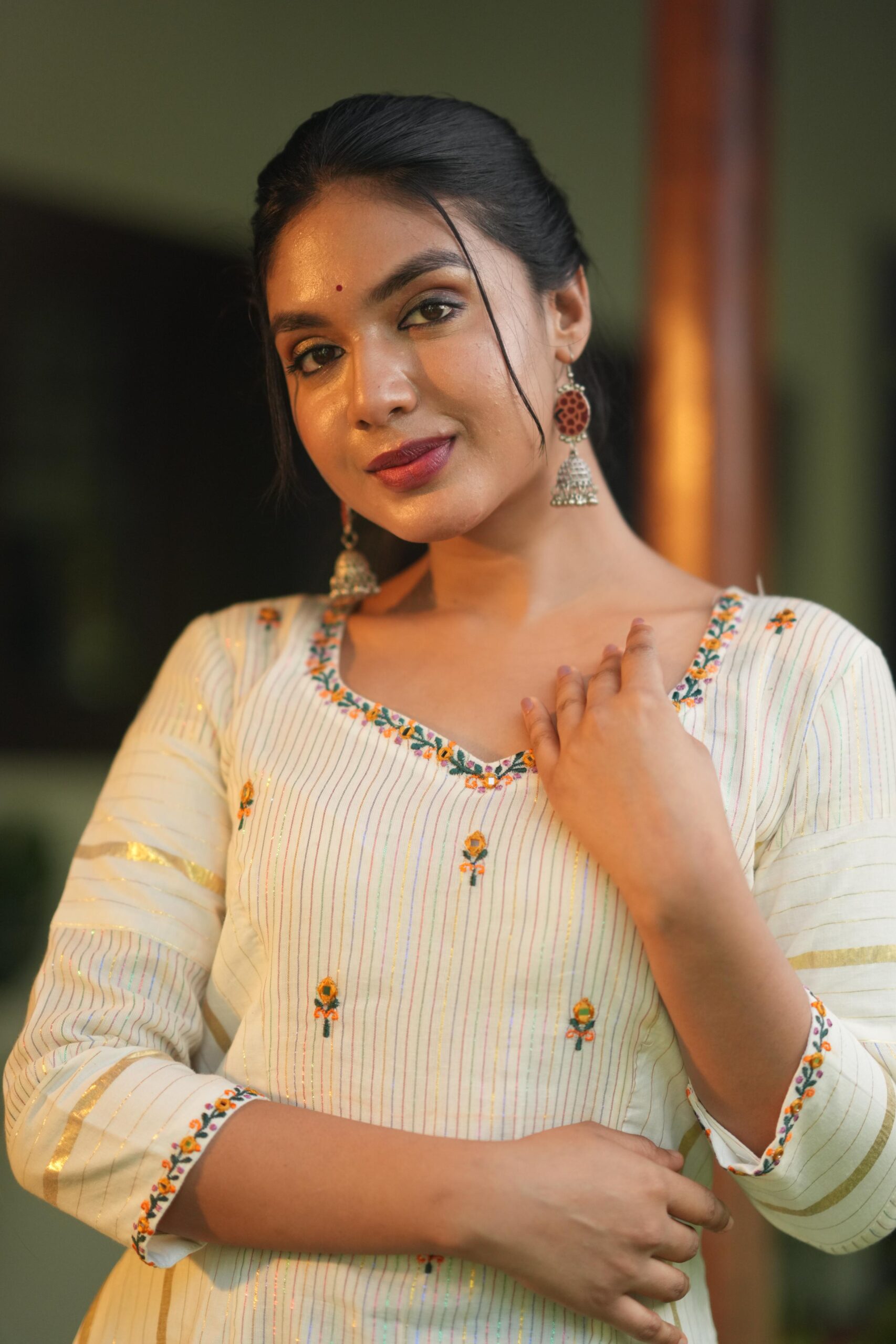 White Kasavu With Floral Embroidery - Image 2
